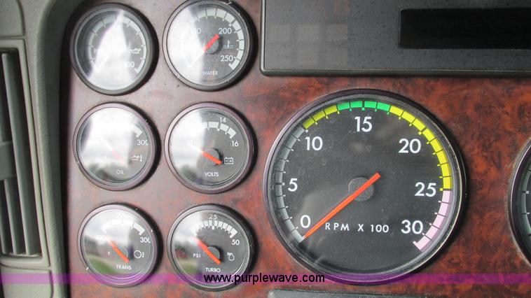 image for item G9462 2005 Freightliner Century Class ST120 semi truck