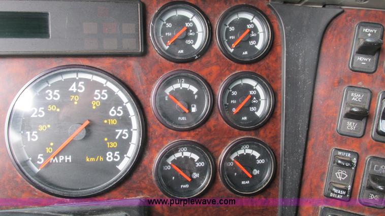 image for item G9462 2005 Freightliner Century Class ST120 semi truck