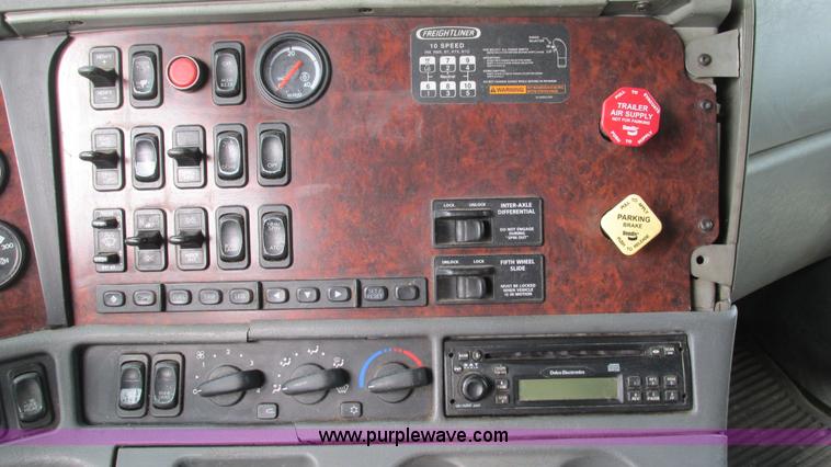 image for item G9462 2005 Freightliner Century Class ST120 semi truck