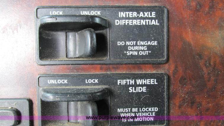 image for item G9462 2005 Freightliner Century Class ST120 semi truck