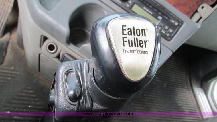 image for item G9462 2005 Freightliner Century Class ST120 semi truck