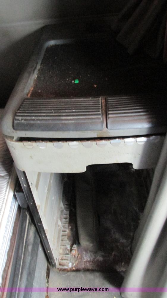 image for item G9462 2005 Freightliner Century Class ST120 semi truck