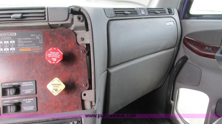 image for item G9462 2005 Freightliner Century Class ST120 semi truck