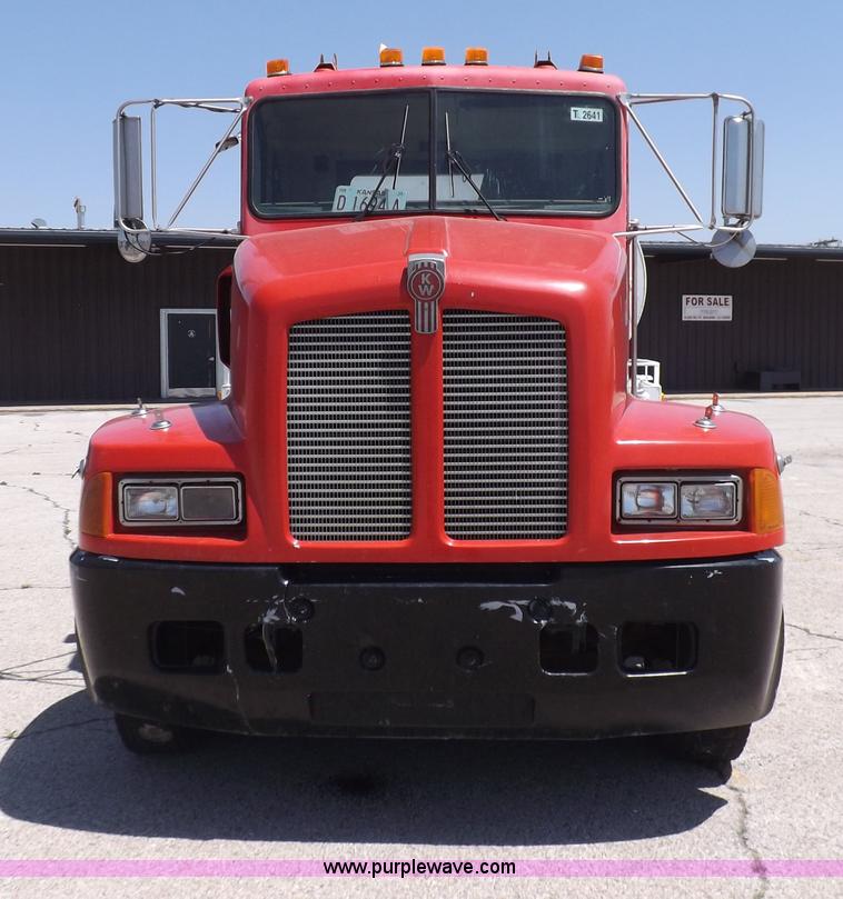 image for item H1875 1989 Kenworth T600 tanker truck