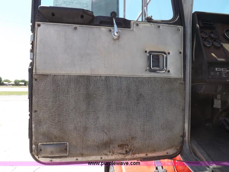 image for item H1875 1989 Kenworth T600 tanker truck