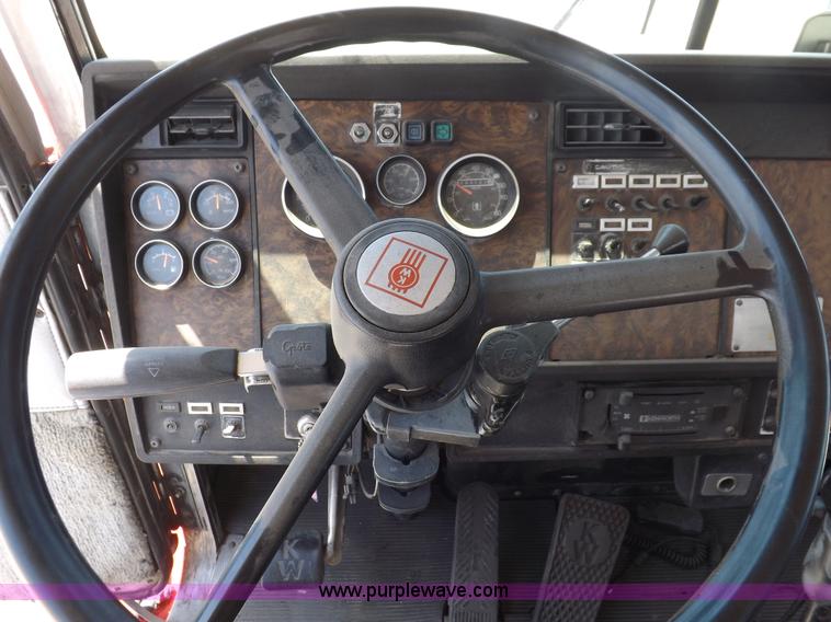 image for item H1875 1989 Kenworth T600 tanker truck