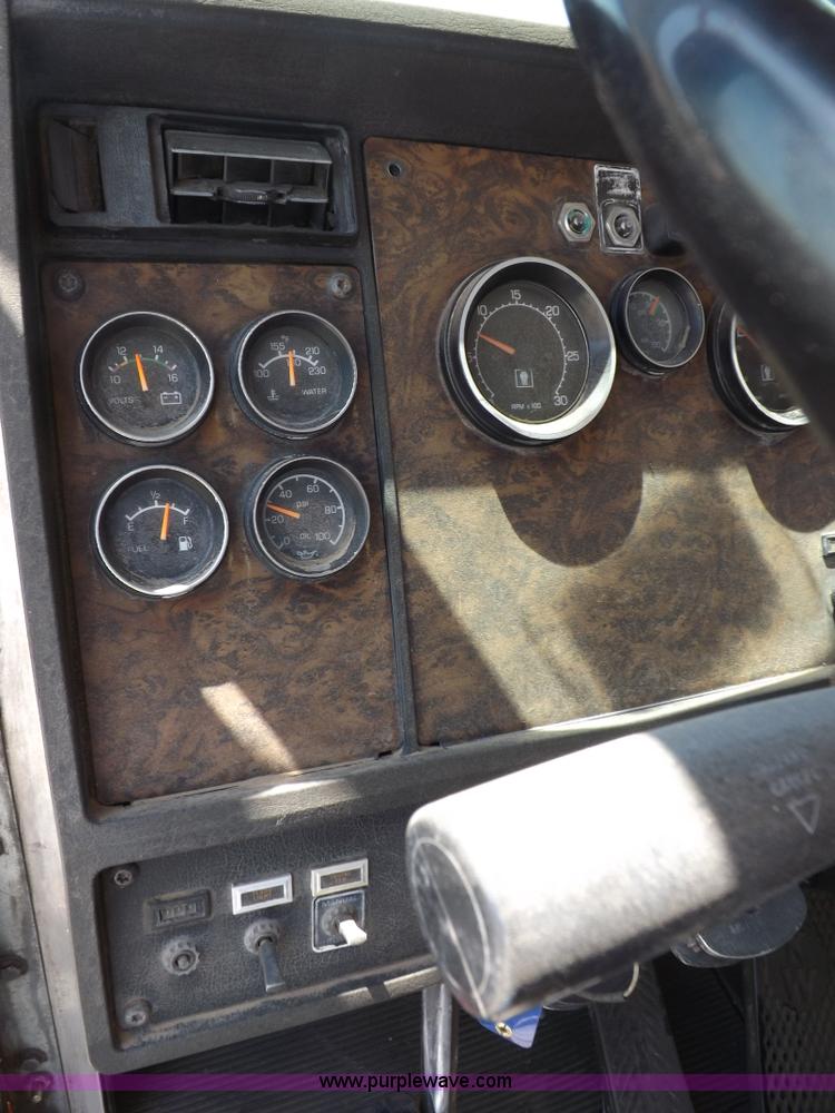 image for item H1875 1989 Kenworth T600 tanker truck