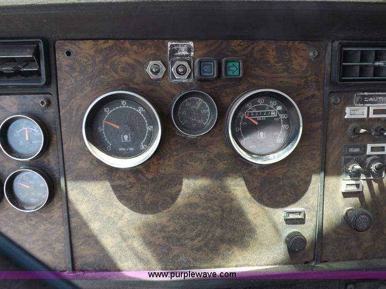 image for item H1875 1989 Kenworth T600 tanker truck