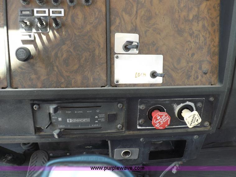 image for item H1875 1989 Kenworth T600 tanker truck