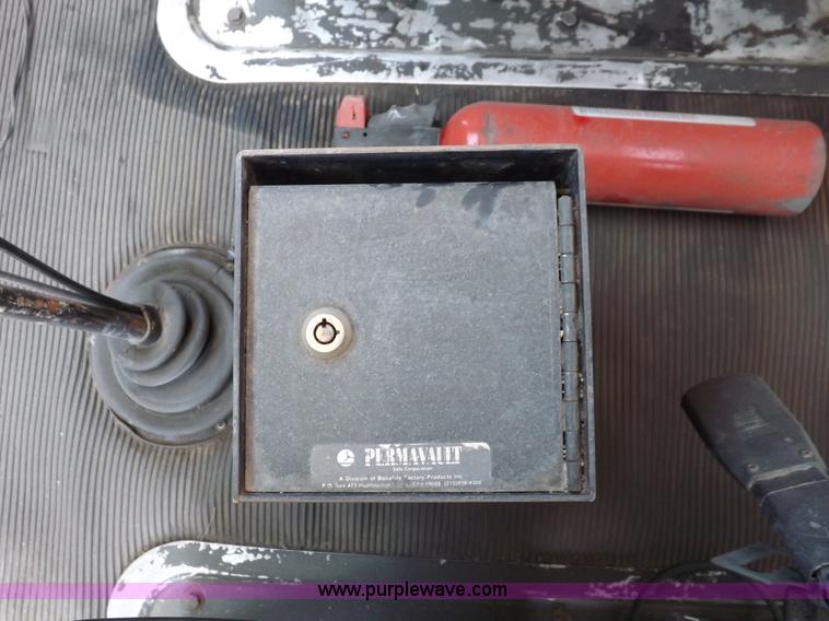 image for item H1875 1989 Kenworth T600 tanker truck