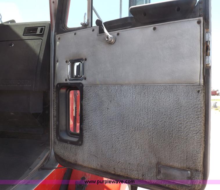 image for item H1875 1989 Kenworth T600 tanker truck