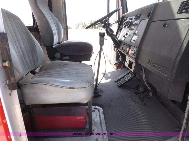 image for item H1875 1989 Kenworth T600 tanker truck