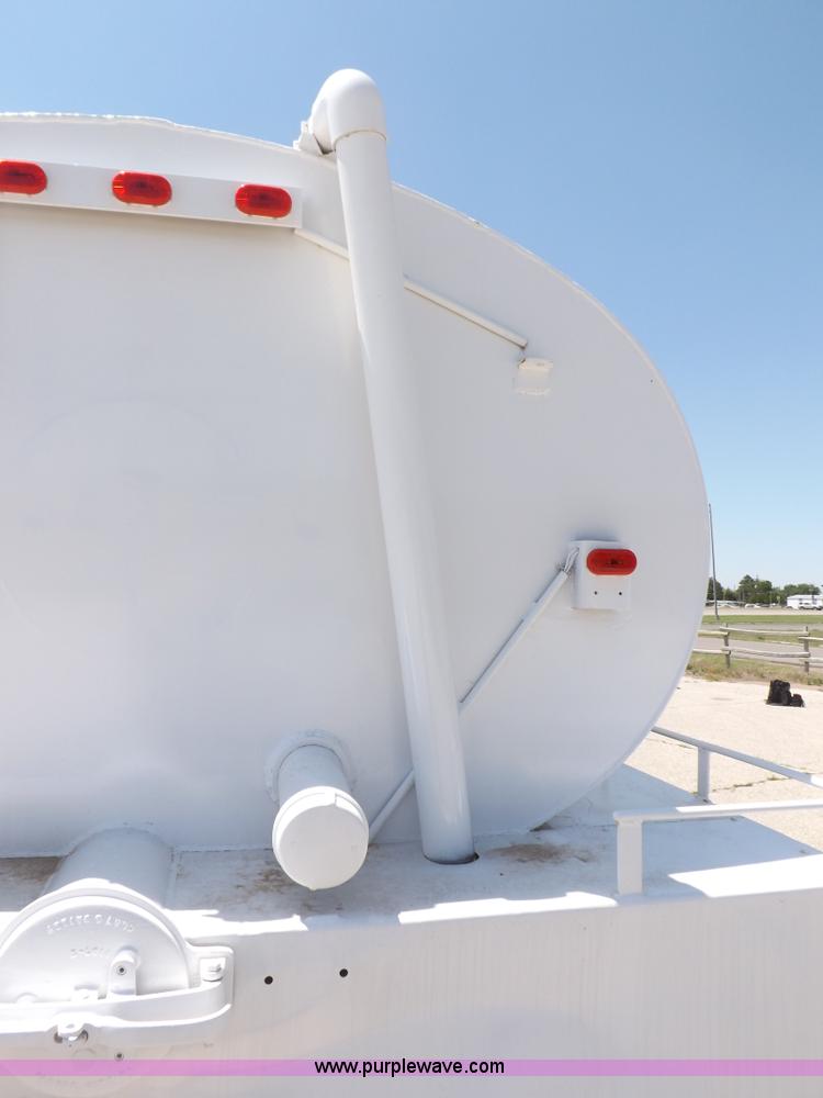 image for item H1875 1989 Kenworth T600 tanker truck