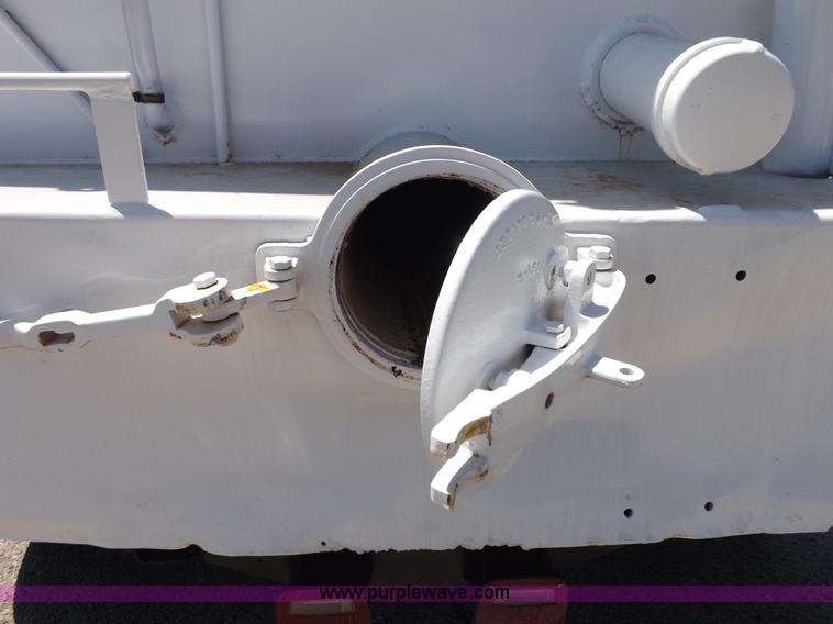 image for item H1875 1989 Kenworth T600 tanker truck