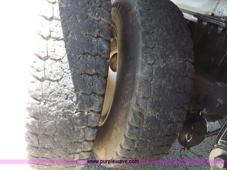 image for item H1875 1989 Kenworth T600 tanker truck