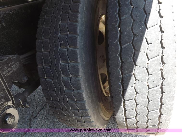 image for item H1875 1989 Kenworth T600 tanker truck