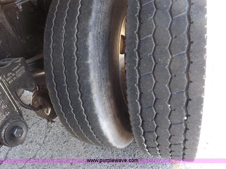 image for item H1875 1989 Kenworth T600 tanker truck