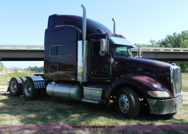 image for item H2440 2007 Peterbilt 386 semi truck