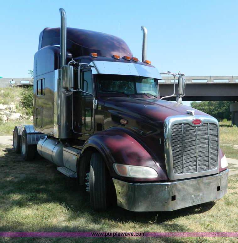 image for item H2440 2007 Peterbilt 386 semi truck