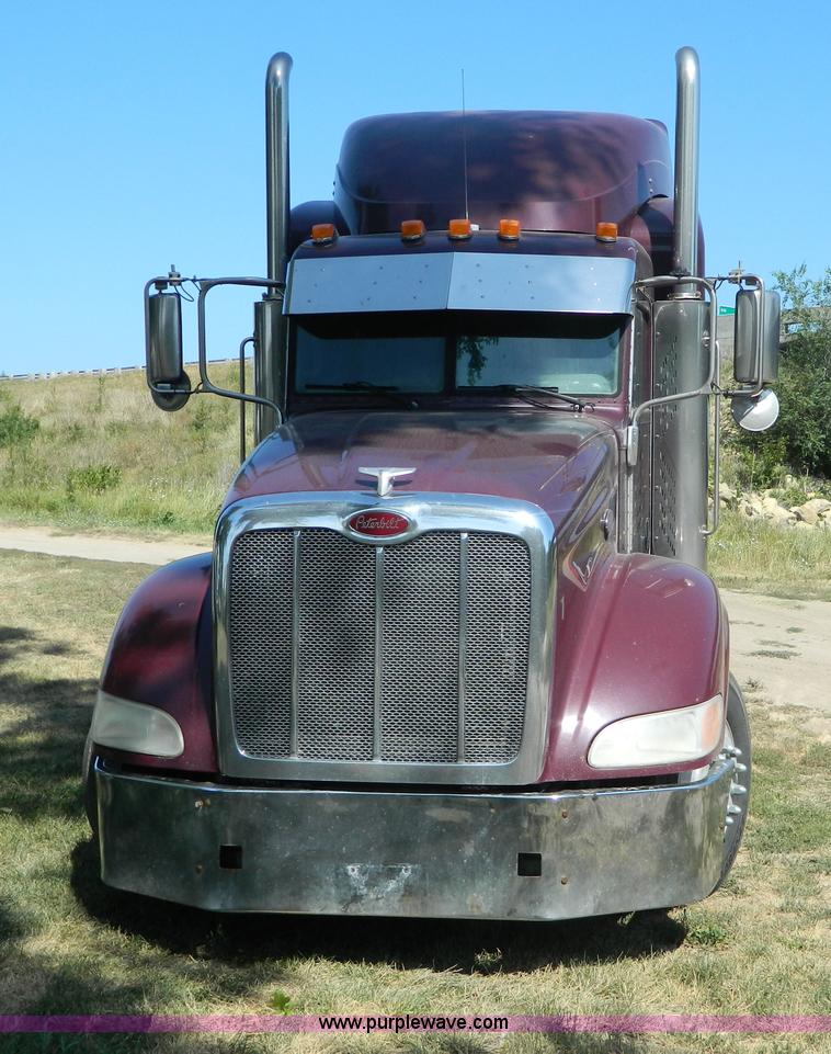 image for item H2440 2007 Peterbilt 386 semi truck
