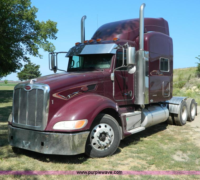 image for item H2440 2007 Peterbilt 386 semi truck