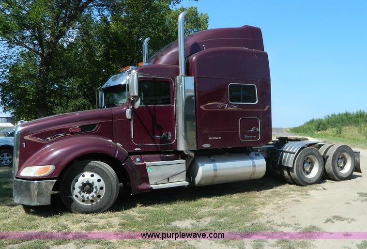 image for item H2440 2007 Peterbilt 386 semi truck