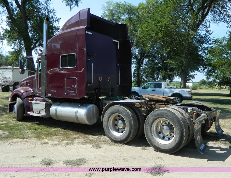 image for item H2440 2007 Peterbilt 386 semi truck