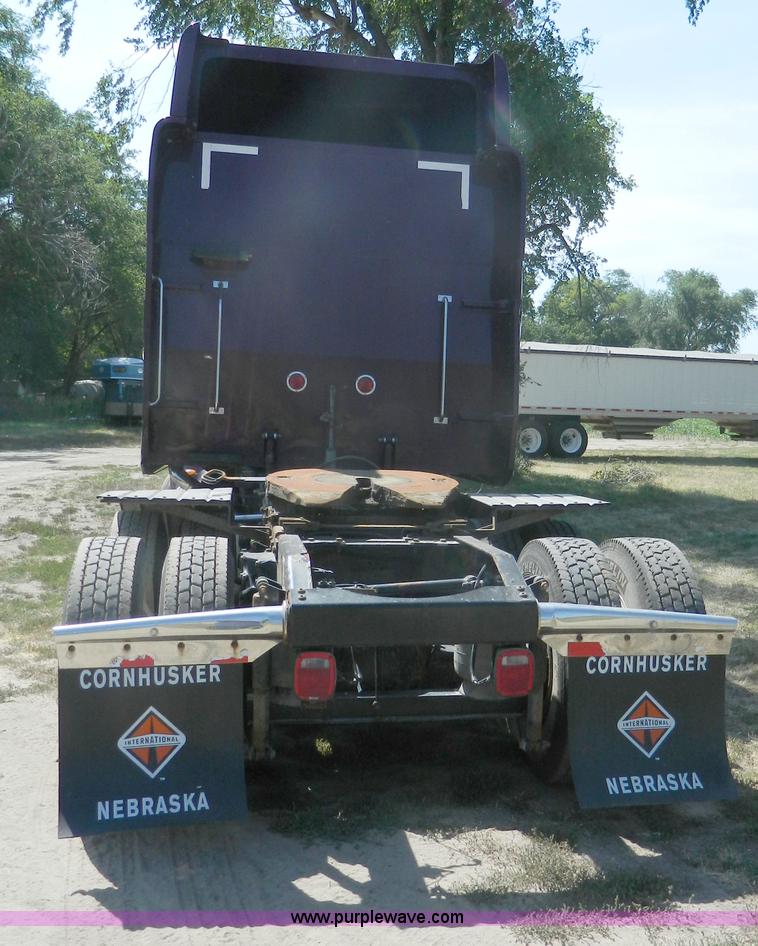 image for item H2440 2007 Peterbilt 386 semi truck