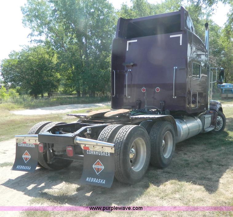 image for item H2440 2007 Peterbilt 386 semi truck