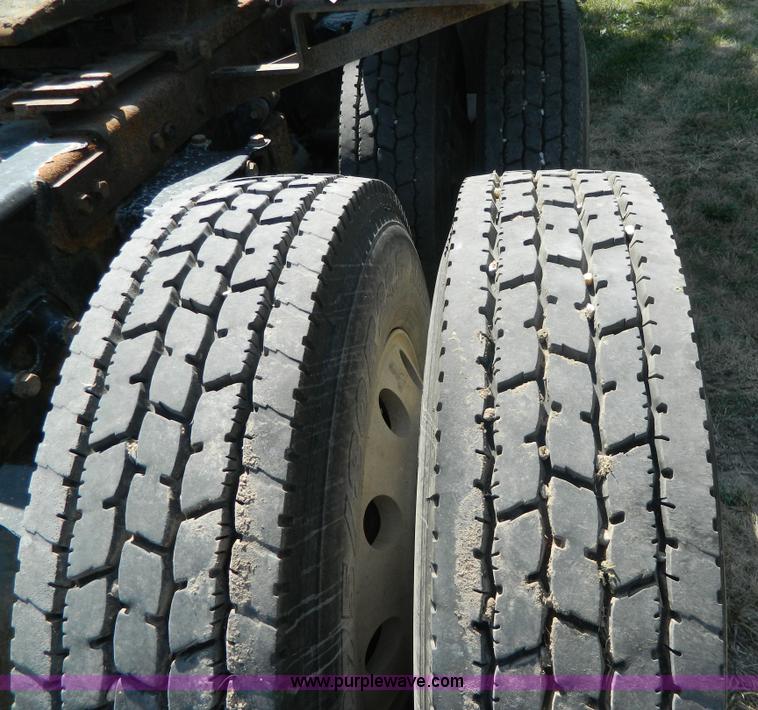 image for item H2440 2007 Peterbilt 386 semi truck