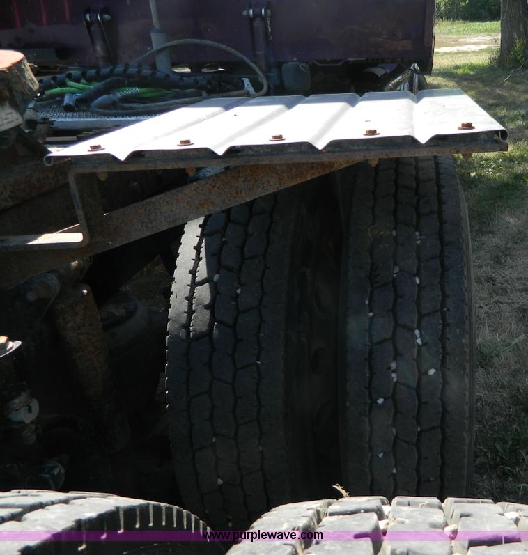 image for item H2440 2007 Peterbilt 386 semi truck