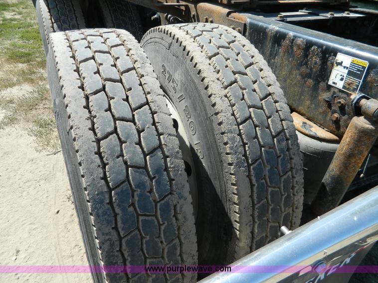 image for item H2440 2007 Peterbilt 386 semi truck