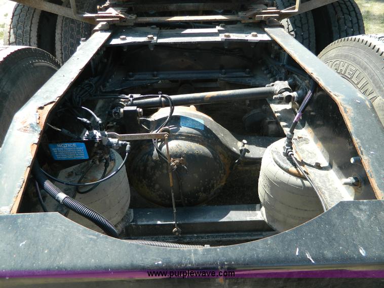 image for item H2440 2007 Peterbilt 386 semi truck