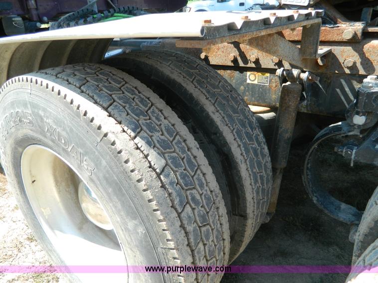 image for item H2440 2007 Peterbilt 386 semi truck