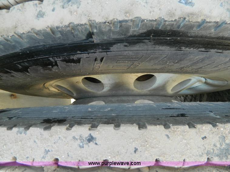 image for item H2440 2007 Peterbilt 386 semi truck