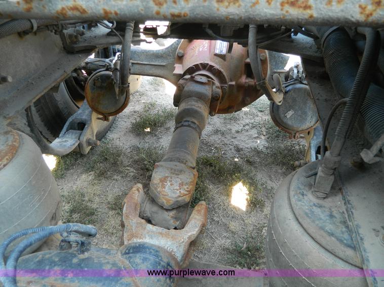 image for item H2440 2007 Peterbilt 386 semi truck