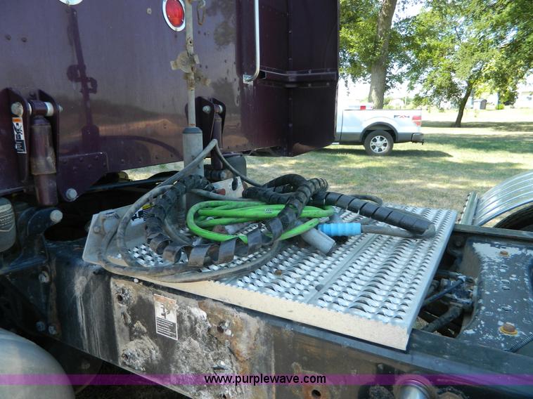 image for item H2440 2007 Peterbilt 386 semi truck