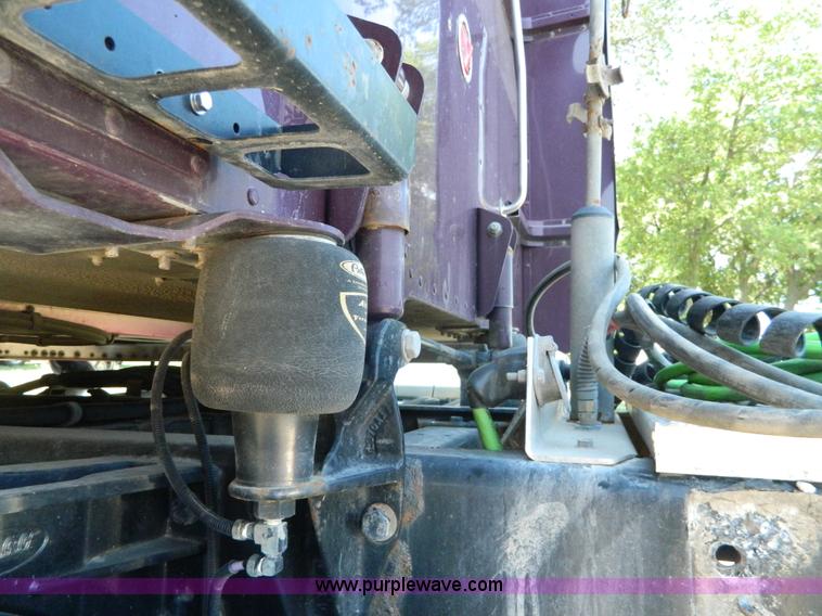 image for item H2440 2007 Peterbilt 386 semi truck