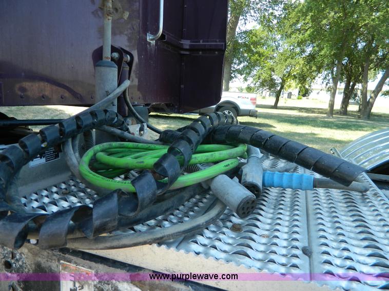 image for item H2440 2007 Peterbilt 386 semi truck