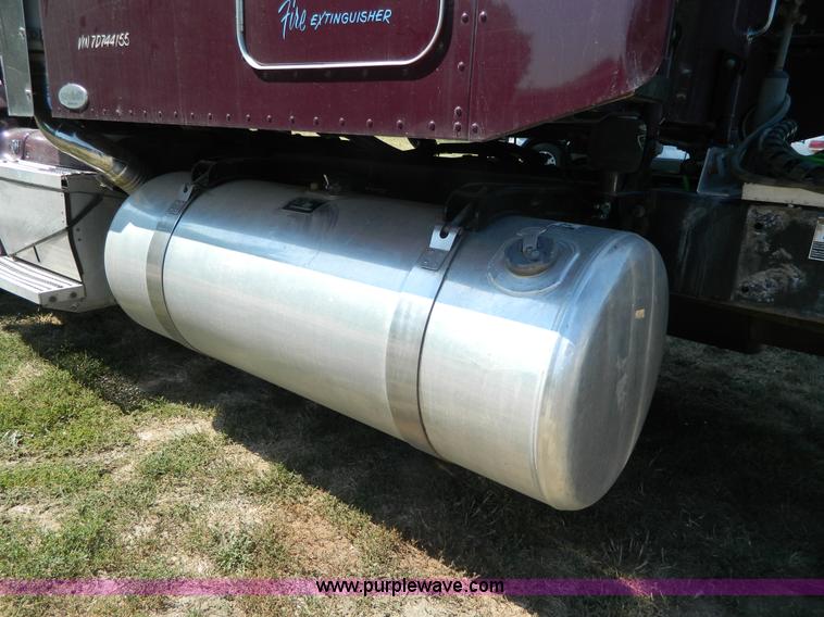 image for item H2440 2007 Peterbilt 386 semi truck