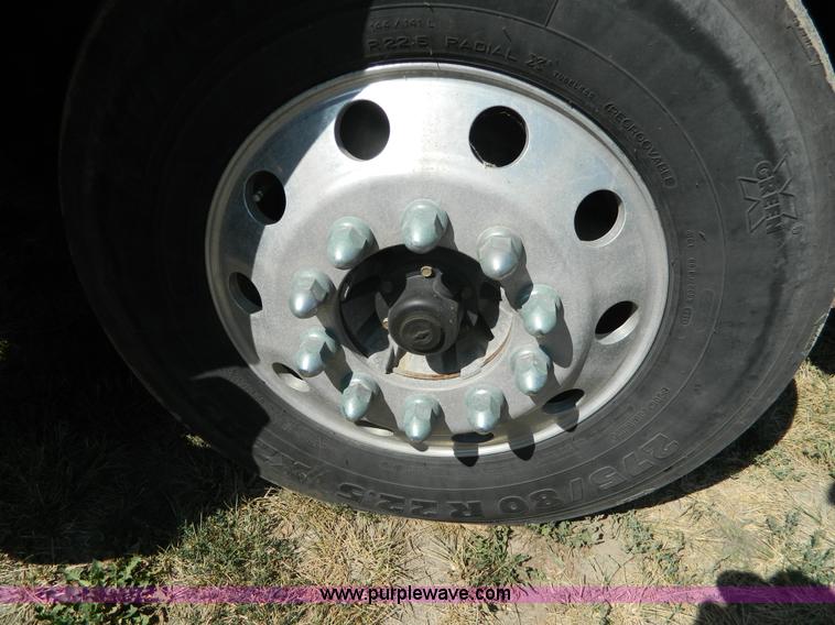 image for item H2440 2007 Peterbilt 386 semi truck