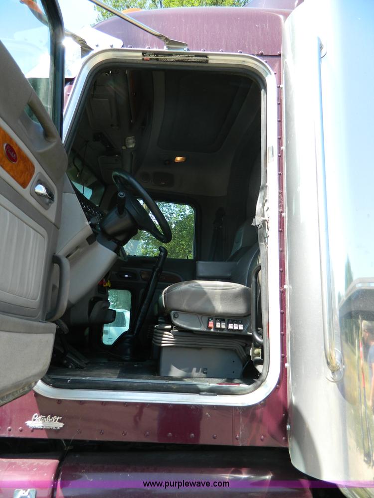image for item H2440 2007 Peterbilt 386 semi truck