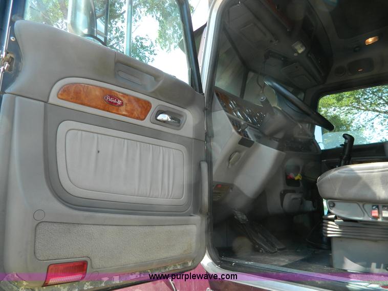 image for item H2440 2007 Peterbilt 386 semi truck