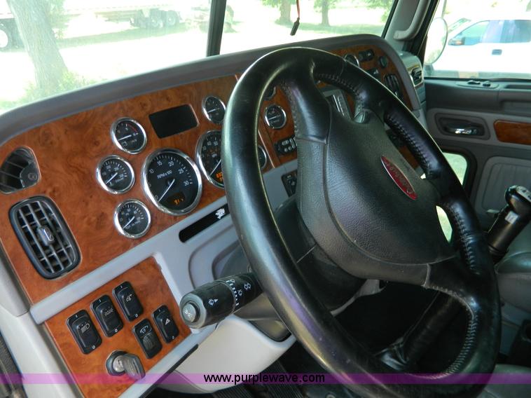 image for item H2440 2007 Peterbilt 386 semi truck