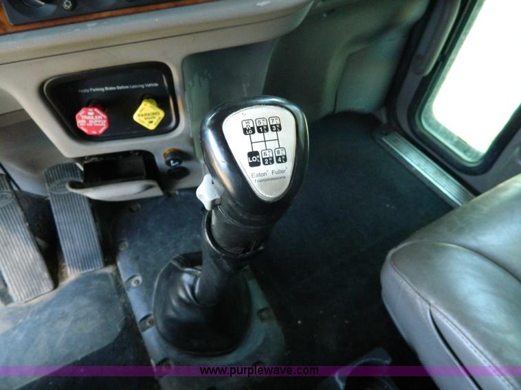 image for item H2440 2007 Peterbilt 386 semi truck