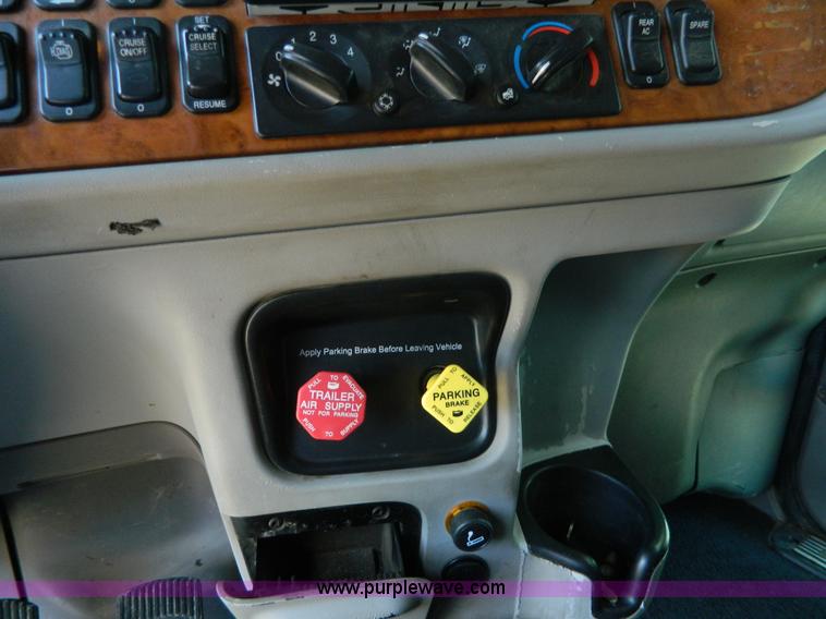 image for item H2440 2007 Peterbilt 386 semi truck