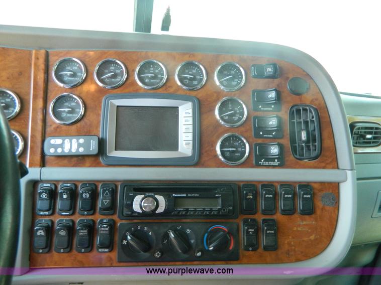 image for item H2440 2007 Peterbilt 386 semi truck