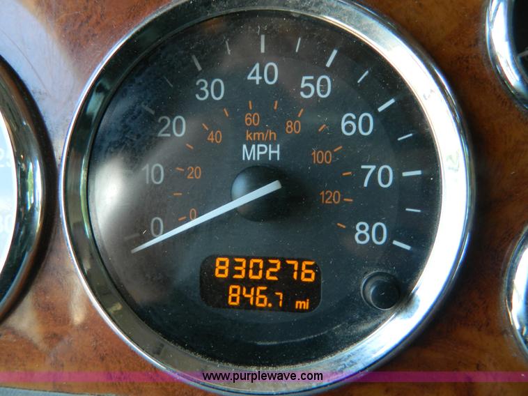 image for item H2440 2007 Peterbilt 386 semi truck