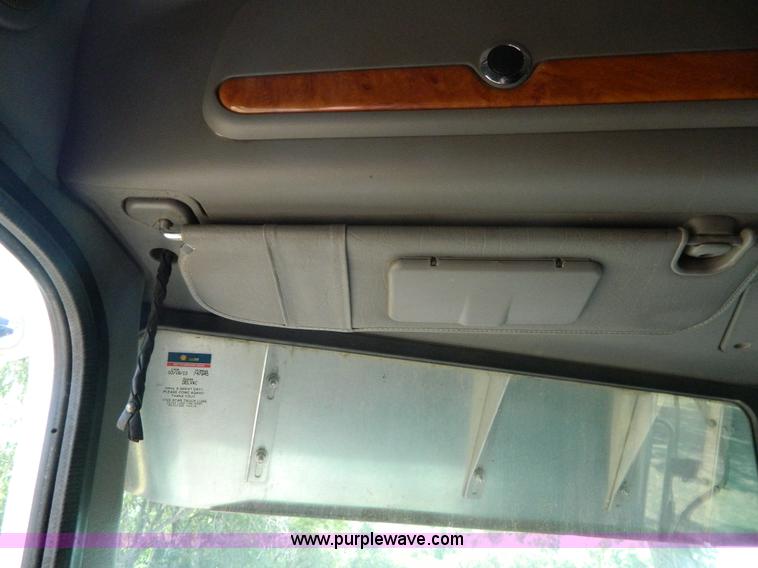 image for item H2440 2007 Peterbilt 386 semi truck