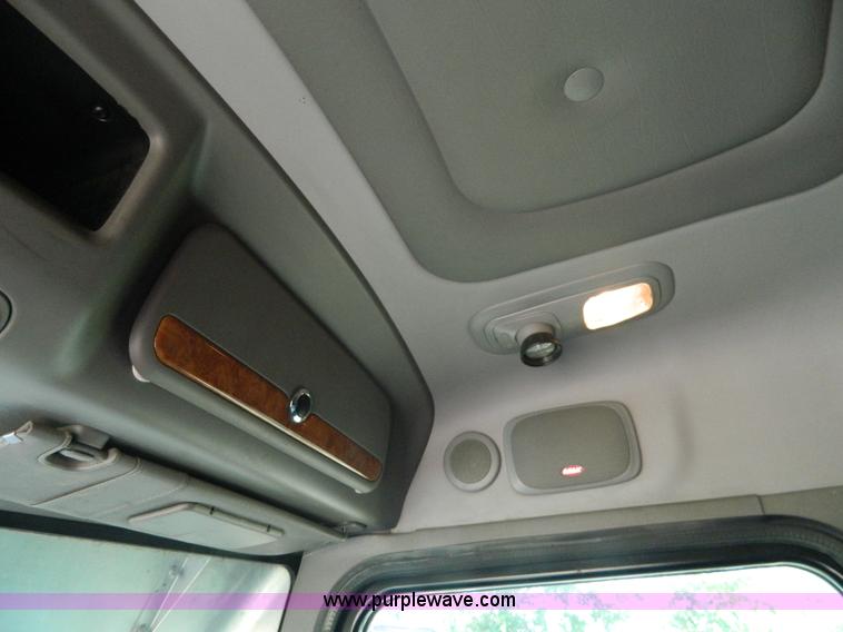 image for item H2440 2007 Peterbilt 386 semi truck